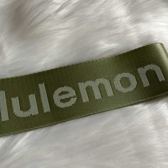 LULULEMON | Never Lost Keychain - Picture 6 of 7